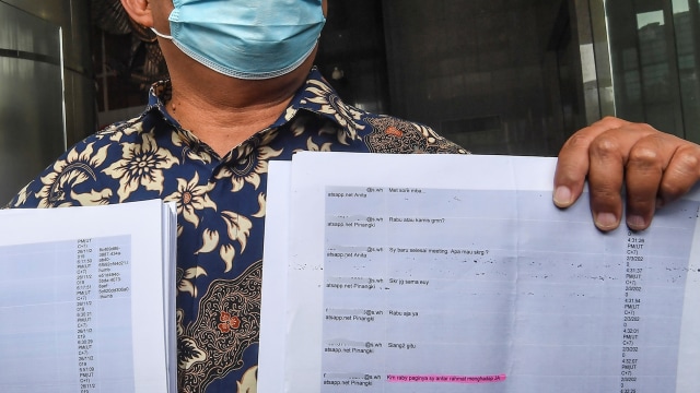 Koordinator Masyarakat Anti Korupsi Indonesia (MAKI) Boyamin Saiman menunjukan bukti baru sebelum diserahkan ke KPK terkait rangkaian perkara yang melibatkan Djoko Soegiarto Tjandra di Gedung KPK Merah Putih, Jakarta, Rabu (16/9).  Foto: Muhammad Adimaja/ANTARA FOTO