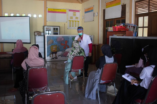 Dokter Muda Unissula Sosialisasi Pencegahan Covid di Desa Binaan (2356)