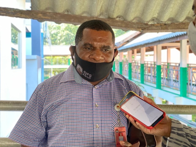 Komisioner KPU Papua, Melkianus Kambu. 