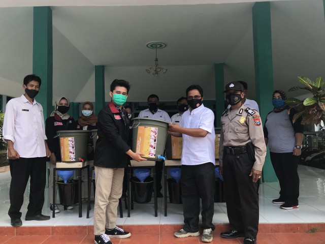 Penyerahan tempat cuci tangan kepada kepala desa dan staff desa Sukowilangun