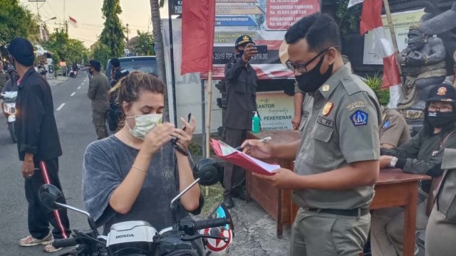 Suasana razia masker yang dilakukan Satpol-PP terhadap bule  di Kabupaten Badung, Bali. Foto: Dok. Pol-PP Badung