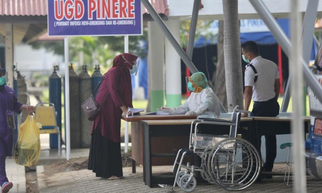 Foto: Ramai-ramai Antre Tes Swab COVID-19 di Aceh (44683)