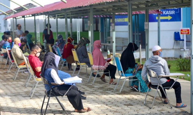 Foto: Ramai-ramai Antre Tes Swab COVID-19 di Aceh (44681)