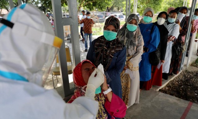 Foto: Ramai-ramai Antre Tes Swab COVID-19 di Aceh (44680)