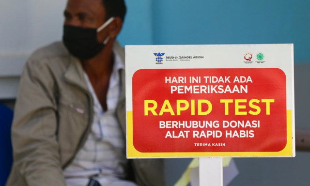 Foto: Ramai-ramai Antre Tes Swab COVID-19 di Aceh (44688)