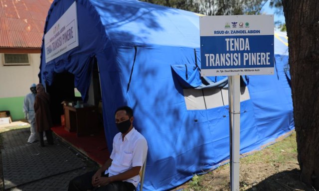 Foto: Ramai-ramai Antre Tes Swab COVID-19 di Aceh (44687)