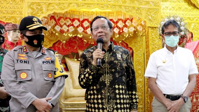 Mahfud MD saat berada di Sumbar yang didampingi Gubernur, Irwan Prayitno dan Kapolda Toni Harmanto (Foto: Humas Pemprov Sumbar)
