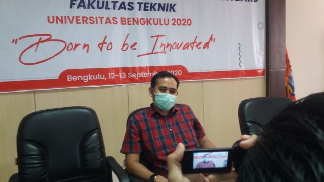 Dekan FT Universitas Bengkulu, Faisal Hadi, memberikan klarifikasi soal viral ospek online. Foto: Dok. Istimewa