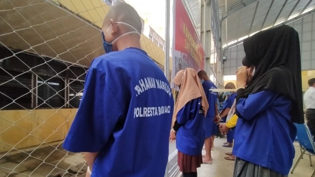 Rilis mahasiswa yang membawa satu kilogram sabu tujuan ke Jambi, di bandara Sultan Iskandar Mudah (SIM) Blangbintang, Aceh Besar. Foto: Zuhri Noviandi/kumparan