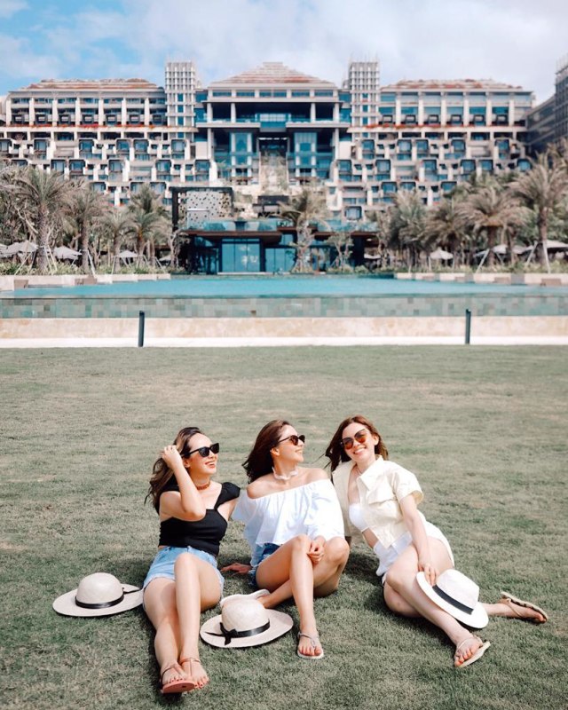 Jessica Mila, Michelle Joan, dan Pamela Bowie berpose di depan Hotel Kempinski Bali yang ikonik. Foto: Jessica Mila