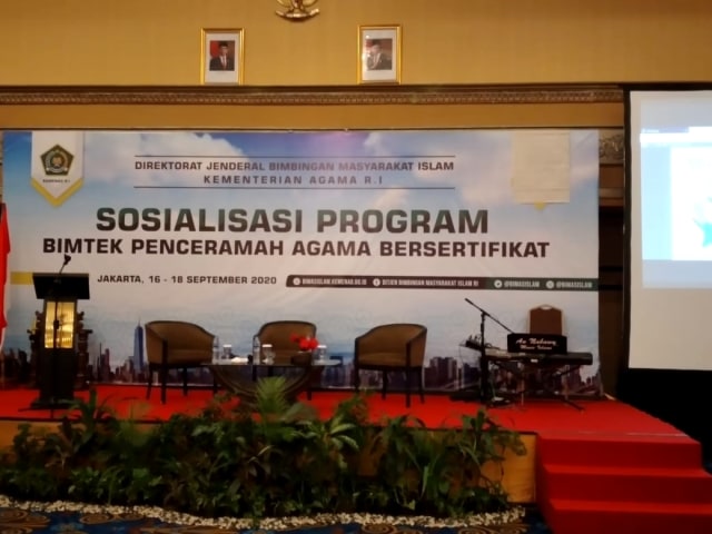 Banner Acara Sosialisasi Program Penceramah Bersertifikat yang menampilkan logo MUI. Foto: Dok. Istimewa