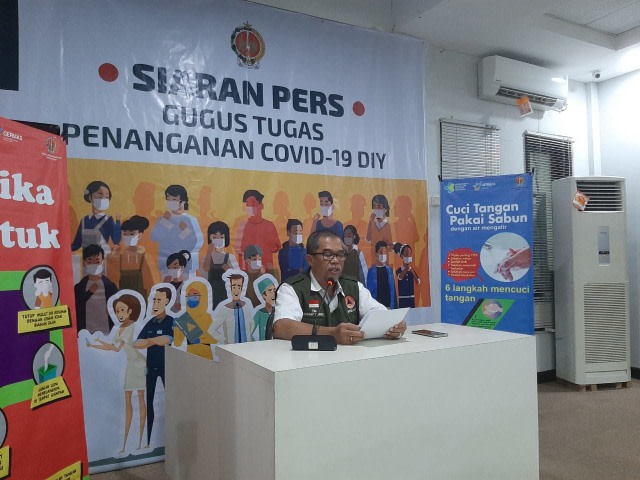 Wakil Ketua Gugus Tugas penanganan Covid-19 DIY, Biwara Yuswantana, saat jumpa pers Rabu (15/4). Foto: Widi Erha