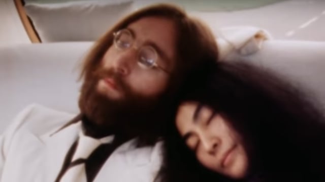 John Lennon dan Yoko Ono. Foto: Screen Youtube The Beatles