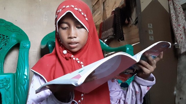 Asisah hanya bisa belajar secara offline di rumahnya tanpa bisa mengikuti belajar daring karena tidak memiliki handphone. Foto: Lukman Budianto/kendarinesia.