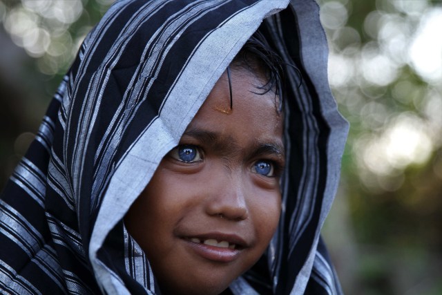 Seorang anak dari Suku Buton, Fardan memiliki mata berwarna biru di Kendari, Sulawesi Tenggara. Foto: Jojon/Antara Foto