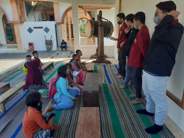 Edukasi Belajar Bersama Murid Sekolah Dasar di Desa Pandanlandung.