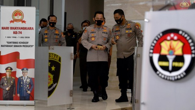 Kabareskrim Polri Komjen Pol Listyo Sigit Prabowo (kedua kanan) berbincang dengan Kadiv Humas Polri Irjen Pol Argo Yuwono (kanan) sebelum menyampaikan hasil gelar perkara kebakaran Gedung Utama Kejaksaan Agung di Bareskrim Polri, Jakarta, Kamis (17/9 Foto: Sigid Kurniawan/ANTARA FOTO