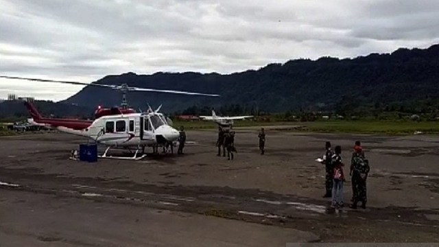 Suasana Bandara Oksibil di Kabupaten Pegunungan Bintang saat tim evakuasi bersiap menuju kawasan Pegunungan Mandala guna mengevakuasi penumpang helikopter MI 17 yang hilang dalam penerbangan Oksibil-Sentani, tanggal 28 Juni 2019 lalu.  Foto: ANTARA/HO Pendam XVII Cenderawasih