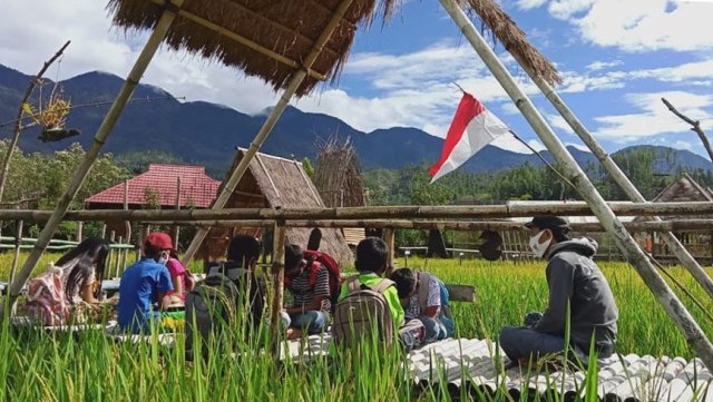 Foto: Belajar di Tengah Sawah Ala Siswa SD di Mamasa, Sulbar (306049)