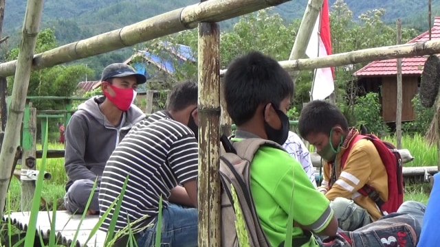 Foto: Belajar di Tengah Sawah Ala Siswa SD di Mamasa, Sulbar (306051)