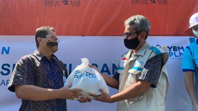 PLN Kalbar Kucurkan Dana Rp 280 Juta untuk Bantu Korban Banjir (67405)