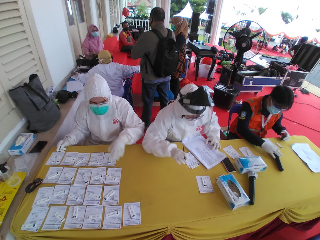 Pemeriksaan rapid test peserta MTQ VIII Kepri di halaman Gedung Daerah Tanjungpinang. Foto: Ismail/kepripedia.com
