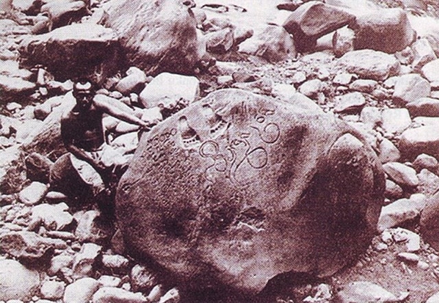 Prasasti Ciaruteun sebagai peninggalan Kerajaan Tarumanegara. Foto: Wikipedia