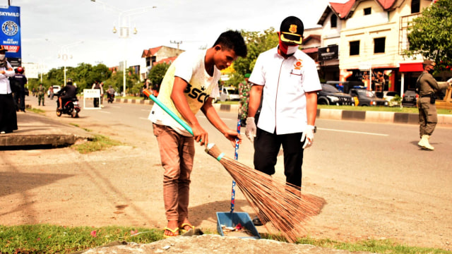 Cewek Ini Disuruh Menyapu Jalan, Langgar Protokol Kesehatan di Banda Aceh (222155)