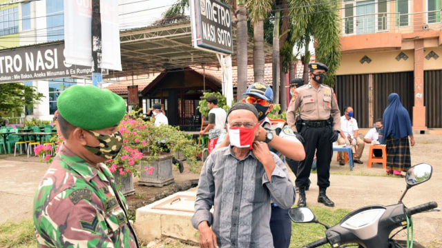 Cewek Ini Disuruh Menyapu Jalan, Langgar Protokol Kesehatan di Banda Aceh (222157)