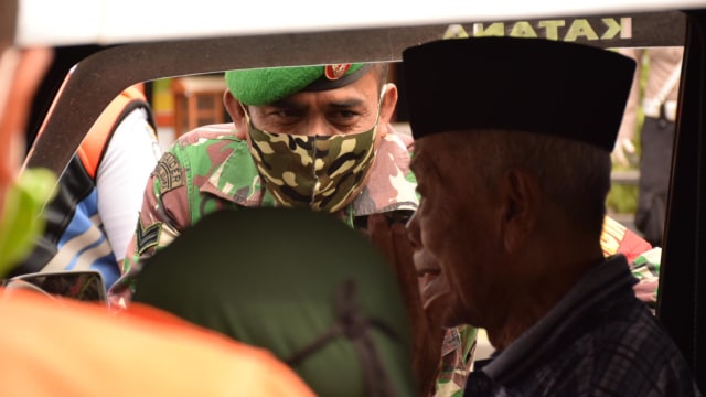 Cewek Ini Disuruh Menyapu Jalan, Langgar Protokol Kesehatan di Banda Aceh (222160)