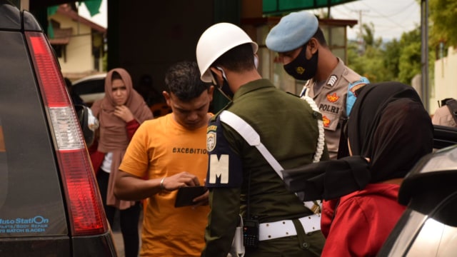 Cewek Ini Disuruh Menyapu Jalan, Langgar Protokol Kesehatan di Banda Aceh (222161)