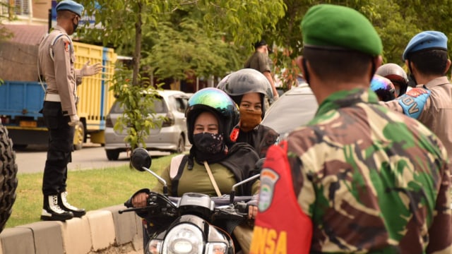 Cewek Ini Disuruh Menyapu Jalan, Langgar Protokol Kesehatan di Banda Aceh (222162)
