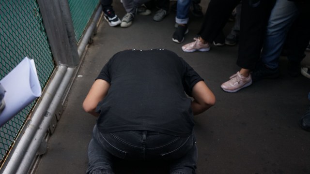 Foto: Vicky Prasetyo Sujud Syukur Usai Bebas dari Rutan Salemba (1536285)