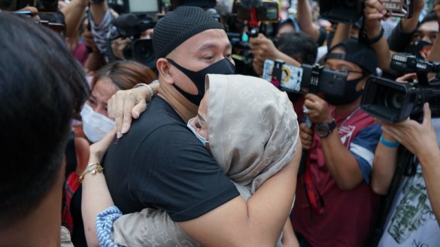 Foto: Vicky Prasetyo Sujud Syukur Usai Bebas dari Rutan Salemba (1536286)