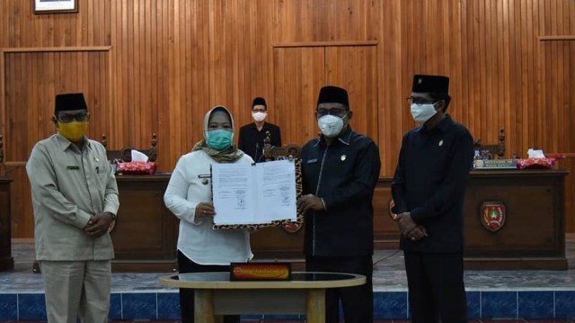 Bupati Kobar, Nurhidayah usai menyetujui 4 Ranperda Foto prokom