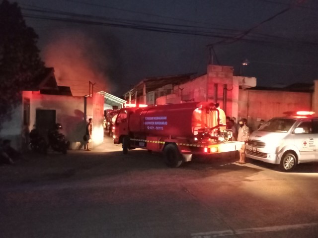 Kebakaran terjadi di Pabrik Sari Guna, Jalan Ciu Karangwuni No. 18, Telukan, Kecamatan Grogol, Sukoharjo yang merupakan sebuah pabrik busa