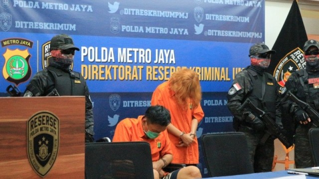 Penyidik Sub Direktorat Reserse Mobile Ditreskrimum Polda Metro Jaya menghadirkan dua tersangka pembunuhan dan mutilasi di Mako Polda Metro Jaya, Kamis (17/9).  Foto: Fianda Sjofjan Rassat/ANTARA