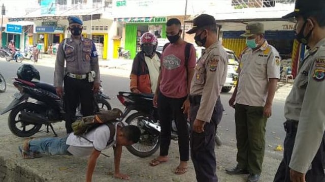 Tak Kenakan Masker, Warga Sikka Dihukum Pungut Sampah Hingga Denda Berupa Uang (670735)