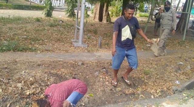 Tak Kenakan Masker, Warga Sikka Dihukum Pungut Sampah Hingga Denda Berupa Uang (670736)