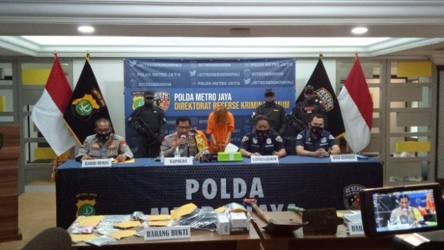 Kapolda Metro Jaya Irjen Polisi Nana Sudjana (kedua) dalam konferensi pers pembunuhan  di Mako Polda Metro Jaya, Kamis (17/ Foto: Fianda Sjofjan Rassat/ANTARA
