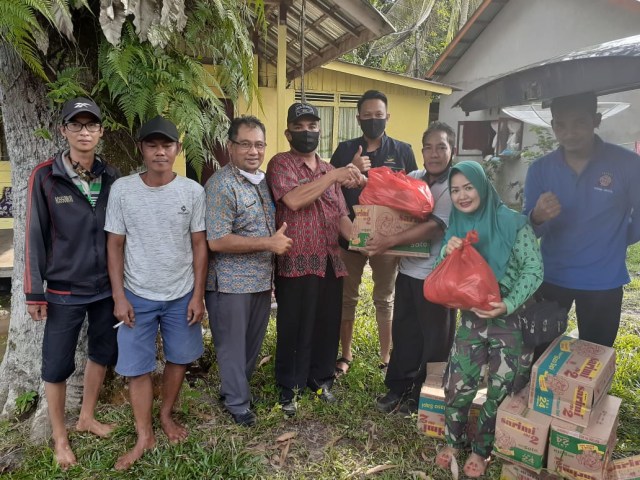 Dinsos Sintang Salurkan 500 Kg Beras untuk Korban Banjir di Kecamatan Dedai (651899)