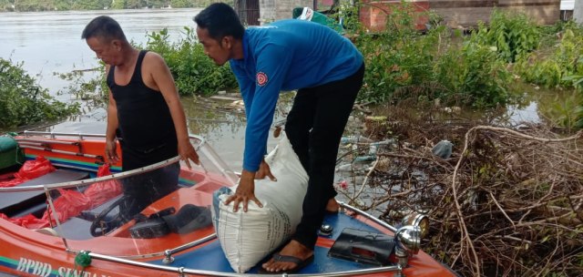Dinsos Sintang Salurkan 500 Kg Beras untuk Korban Banjir di Kecamatan Dedai (651900)