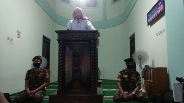 Syeikh Ali Jaber saat berpidato di Masjid Khadijah, Kota Malang dengan dikawal Banser NU. Foto: dokumen.