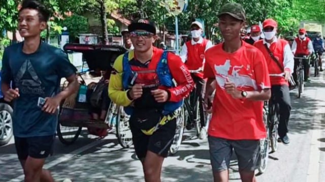 Seorang pria bernama Jefry Hamangau, warga Tobelo Maluku Utara, rela berlari menempuh jarak ribuan kilometer dari daerah asalnya dengan tujuan Jakarta.