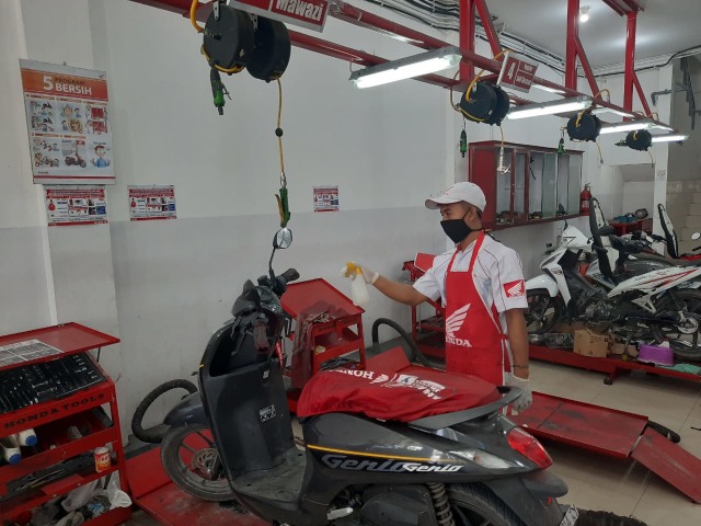 Teknisi melakukan pemeriksaan pada sepeda motor Honda Genio. Foto: Dok Astra Motor Kalbar