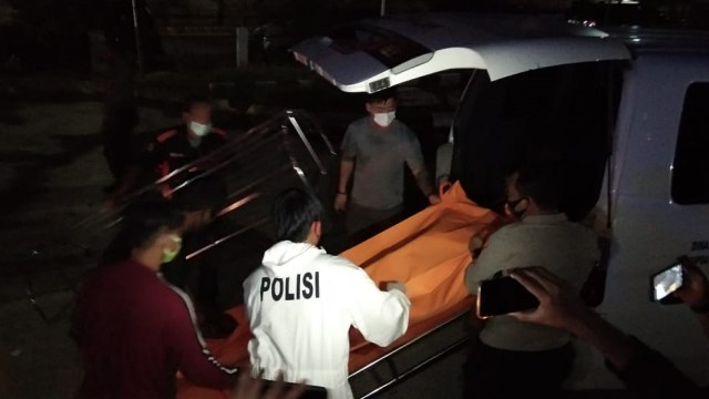 Anggota Polres Kepulauan Seribu evakuasi mayat yang ditemukan dalam freezer kapal ikan KM Starindo Jaya Maju IV. Foto: Dok. Istimewa