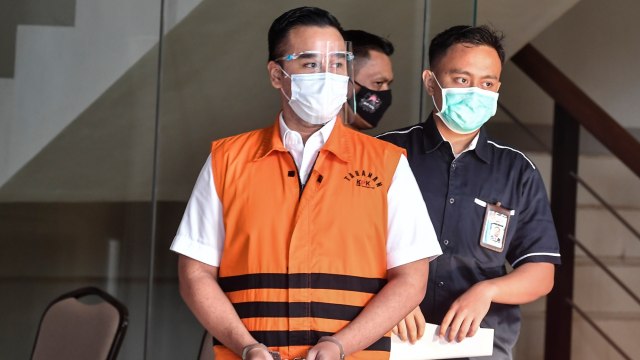 Tersangka kasus dugaan suap gratifikasi senilai Rp 46 miliar Rezky Herbiyono bersiap menjalani pemeriksaan di gedung KPK, Jakarta, Kamis (17/9). Foto: Muhammad Adimaja/ANTARA FOTO