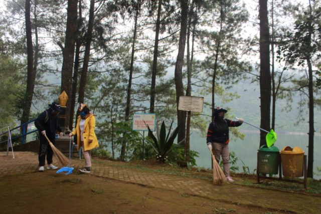 Pengelola wisata alam Telaga Menjer di Kecamatan Garung, Kabupaten Wonosobo, membersihkan lokasi wisata beberapa waktu lalu. Foto: ari/Tugu Jogja.
