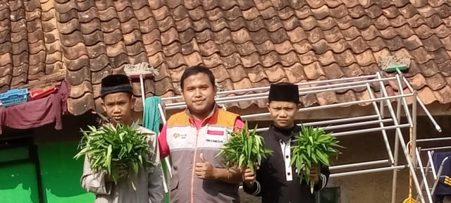 Para Santri Rumah Quran Desa Berdaya Bojong Panen Kangkung (30792)
