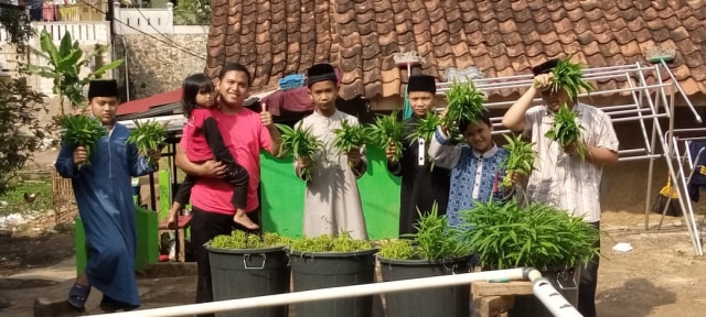 Para Santri Rumah Quran Desa Berdaya Bojong Panen Kangkung (30793)